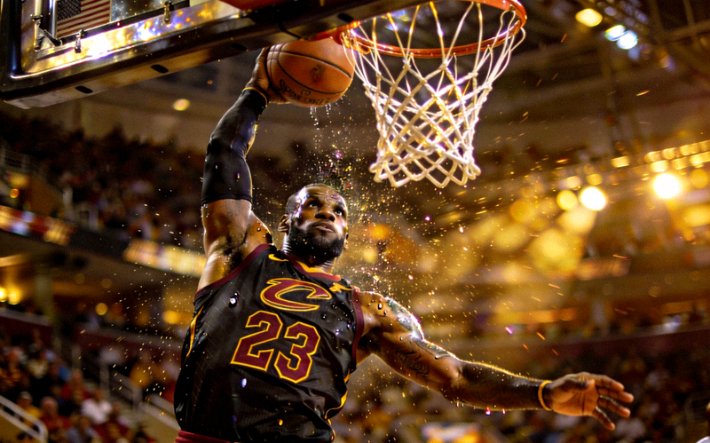 NBA篮球比赛精彩瞬间特写 - 球员扣篮动作