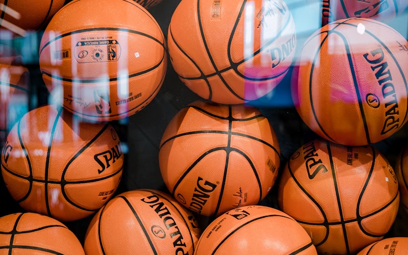 英超联赛比赛现场全景 - 座无虚席的球场和激烈拼抢